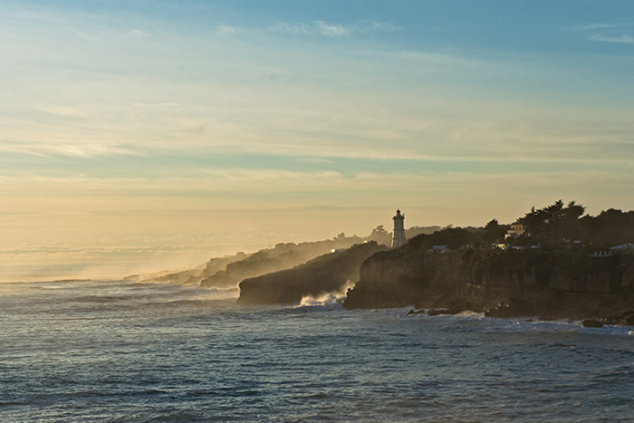 vue d'un phare sur la côte